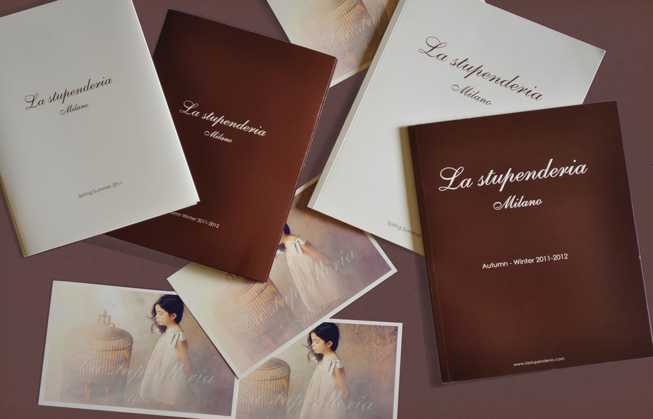 Insieme di tutti i cataloghi, i cartelli vetrina e gli inviti progettati per La Stupenderia